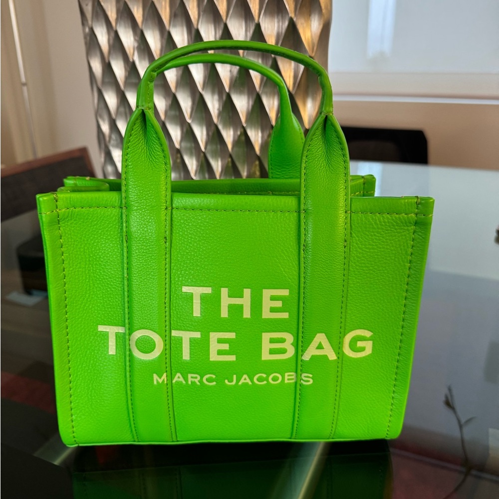 NWOT Marc Jacobs The Tote Bag size Small in color Apple, SOLD OUT, green color
